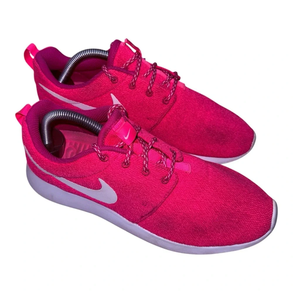Nike Roshe One Women's Pink White Running Shoes Low Top Size 8.5 844994-600